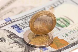 euromynt över dollar sedlar