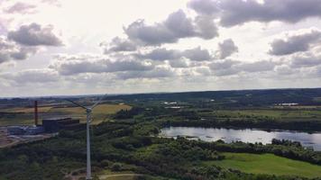 förnybar energi av väderkvarn vind turbin och sjö på landsbygden av England Storbritannien, hög vinkel antenn se av drönare antal fot foto