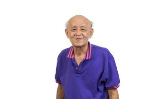 asiatisk äldre man leende på vit bakgrund. foto