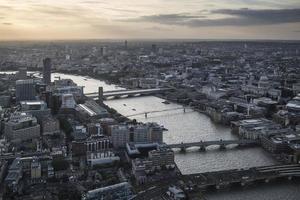 Flygfoto över London City över horisont med dramatisk himmel foto
