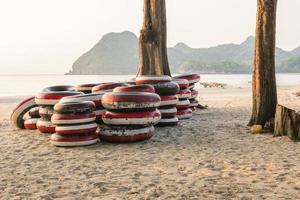 simma ringa på de strand i thailand foto