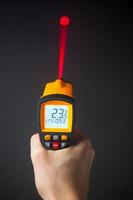infraröd lasertermometer i handen