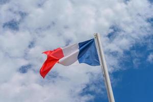 franska flaggan vajar i vinden foto