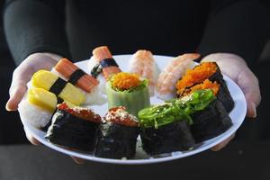 japansk maki sushi rulla tjänande i orientalisk restaurang, kock är framställning japan tradition kokkonst meny, olika annorlunda blandad lyx blandad friska äter uppsättning begrepp foto