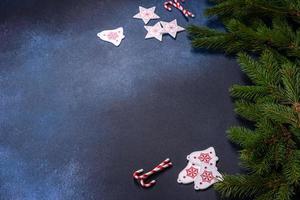 jul godis med dekorationer på mörk tabell foto