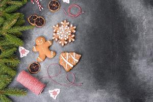 pepparkaka, jul träd dekorationer, torkades citrus- frukt på en grå betong bakgrund foto