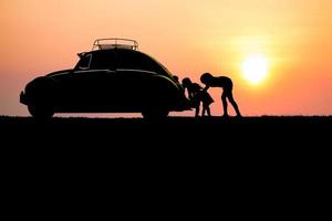 klassisk bil på solnedgång tid foto