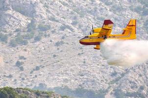 flygplan släppa vatten på brand foto