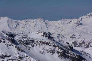 vackert landskap av berg på vintern foto