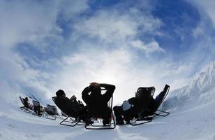 människor grupp på snö på vinter- säsong foto