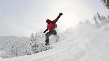 snowboardåkare på ny djup snö foto