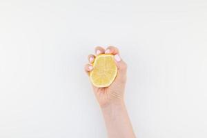 kvinna hand med citron- foto