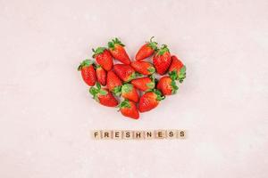 romantisk koncept sammansättning med jordgubbar foto