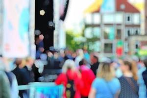 suddig mjuk fokus bakgrund. kiels vecka i Tyskland med människor på de festival. abstrakt begrepp med bokeh och ljus. foto