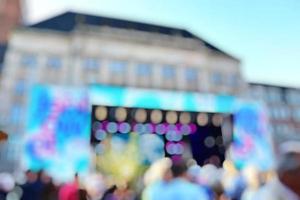 suddig mjuk fokus bakgrund. kiels vecka i Tyskland med människor på de festival. abstrakt begrepp med bokeh och ljus. foto