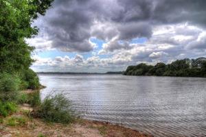 vackert landskap vid en sjö med en reflekterande vattenyta foto