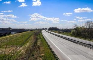 perspektiv se på en europeisk motorväg på en solig dag. foto