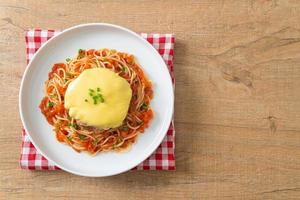 spaghetti tomatsås med hamburgare och ost foto