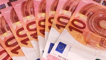 stänga upp av talrik euro sedlar liggande på topp av varje Övrig. foto
