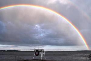 fantastisk naturlig dubbel- regnbågar plus övertalig bågar sett på en sjö i nordlig Tyskland foto