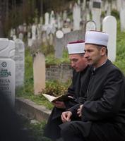 quran helig bok läsning förbi imam på islamic begravning foto