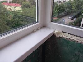 installerad metall-plast fönster på de balkong av en bostads- byggnad foto