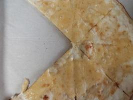 bitar av pizza med ost och skorpa foto