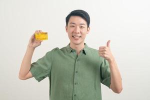 ung asiatisk man med kreditkort foto
