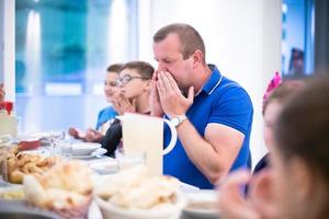 eid mubarak islamic familj bön- innan halal iftar middag foto