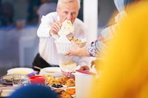 modern multietnisk muslim familj har en ramadan fest foto