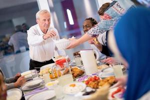 modern multietnisk muslim familj har en ramadan fest foto