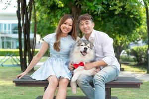 asiatiska par kärlek med hund foto