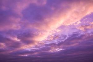 skön natur bakgrund. lila himmel med moln foto