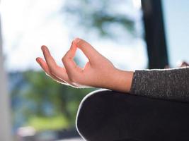 ung kvinna håller på med morgon- yoga övningar foto