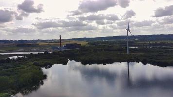 förnybar energi av väderkvarn vind turbin och sjö på landsbygden av England Storbritannien, hög vinkel antenn se av drönare antal fot foto