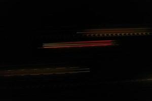nattflygfoto över brittiska motorvägar med upplysta vägar och trafik. motorvägsbilder tagna med drönares kamera över Milton Keynes och motorvägar i England under mörk natt foto