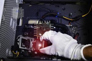 bild av en tekniker införing en cpu chip till en dator moderkort. foto