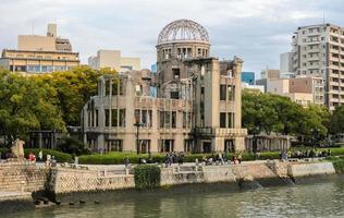 hiroshima, Japan, 11-19-16 atom- bomba kupol på fred minnesmärke parkera foto