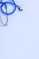 blå mask - medicinsk Utrustning med stetoskop, begrepp av värld sjukdom pandemi infektion och förebyggande, topp se, platt lägga, över huvudet design foto