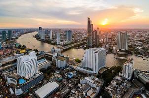 bangkok stadsbild, affärsdistrikt med hög byggnad i skymningen