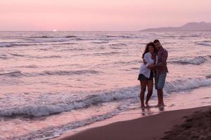 Lycklig romantisk mitten åldrig par njuter skön solnedgång promenad på de strand. resa semester pensionering livsstil begrepp foto