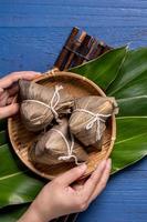 zongzi - drakbåtsfestival koncept ris dumpling, traditionell kinesisk mat på blå trä bakgrund för duanwu festival, ovanifrån, platt lekmannadesignkoncept. foto