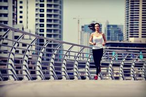kvinna som joggar på morgonen foto