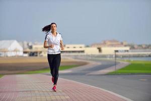 kvinna som joggar på morgonen foto