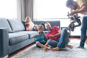 Lycklig familj spelar en video spel foto