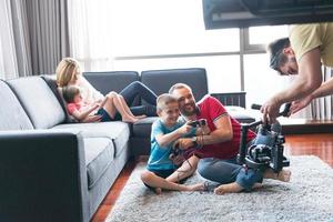 Lycklig familj spelar en video spel foto