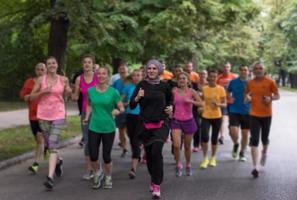 muslim kvinna med henne löpare team joggning foto