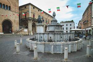 rimini, emilia romagna, Italien, 2022 - pigna fontän i hålighet fyrkant foto