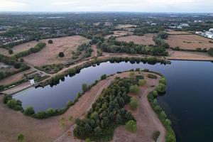 skön antenn se av underbar sjö på milton keynes England Storbritannien foto