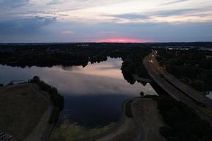 nattflygfoto över brittiska motorvägar med upplysta vägar och trafik foto